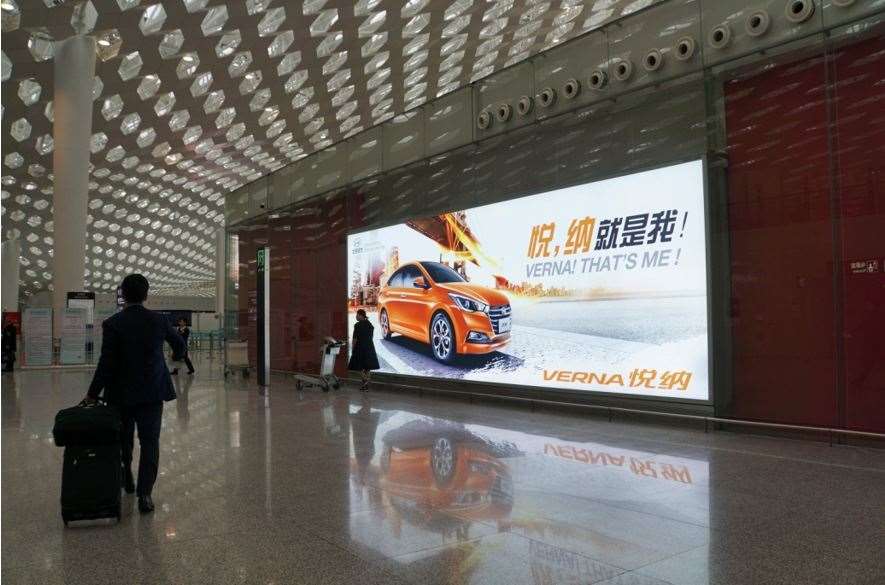 深圳宝安机场航站楼四层出发大厅高舱灯箱广告