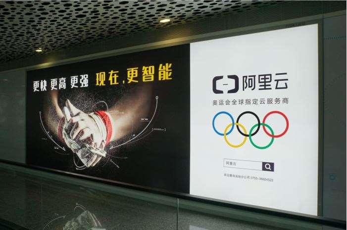 深圳宝安机场航站楼二层国内到达层墙体灯箱媒体广告