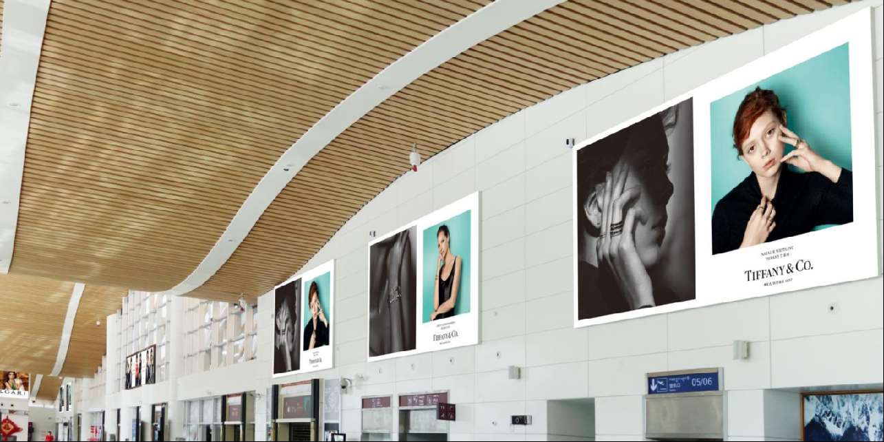 西藏林芝米林机场出发大厅墙体灯箱广告